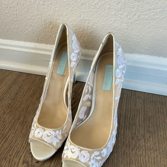 Betsey Johnson White Floral Lace Heels - Picture 1 of 2